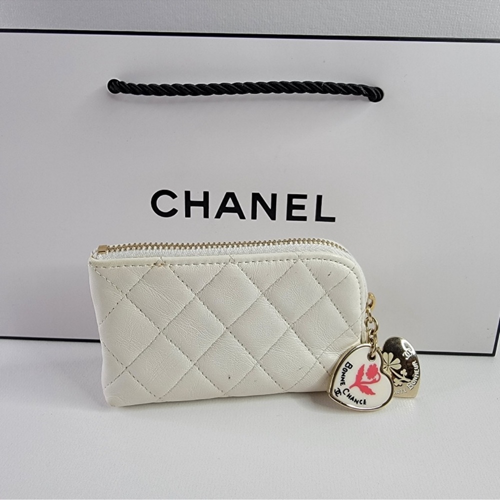 RARE CHANEL Quilted Heart Charm Leather Coin/Key Holder - Picture 2 of 10